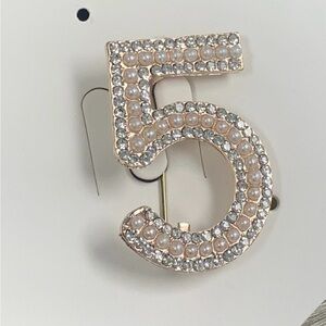 Number 5 fashion pin brooch